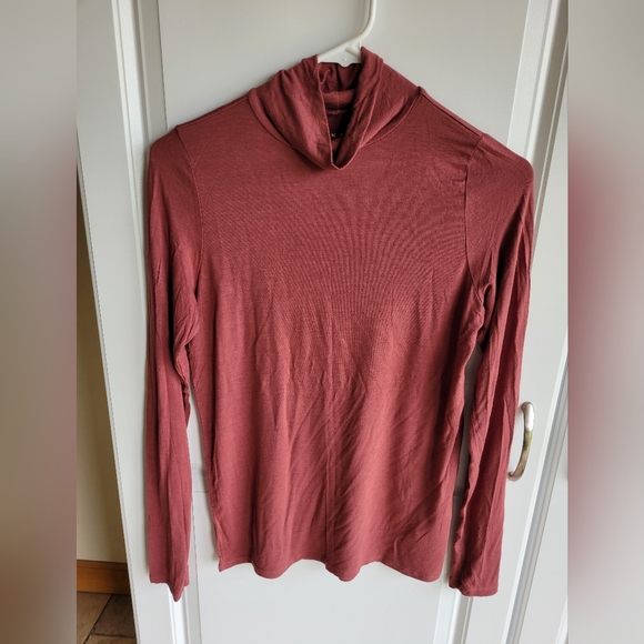 2 American Eagle Medium soft and sexy shirts - Picture 6 of 8